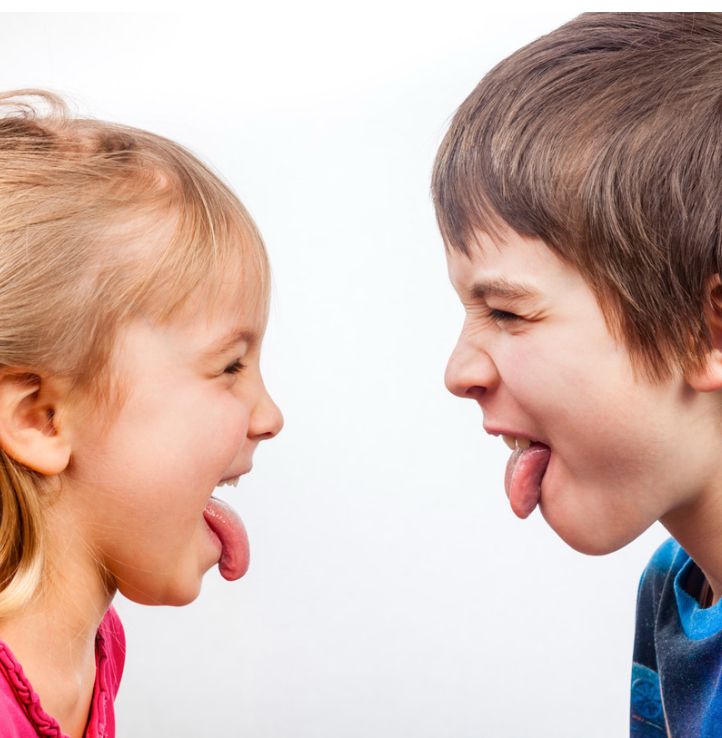 Imitacion-en-el-autismo Dos niños practicando imitación motora, ejemplo clave de la imitación en el autismo y el desarrollo típico