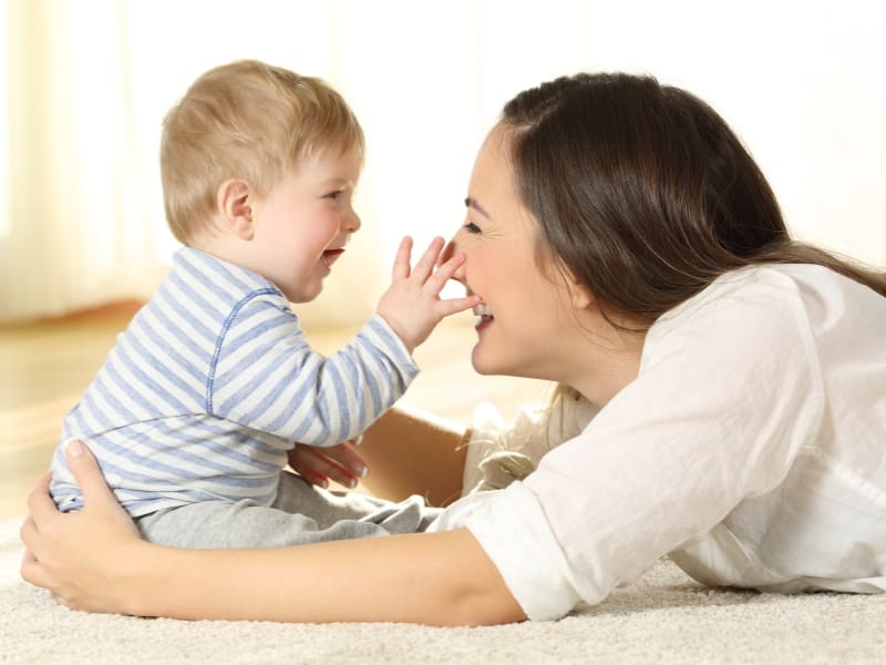 El-desarrollo-del-lenguaje-en-niños Adulto y bebé en interacción visual, base del desarrollo del lenguaje en niños con y sin TEA